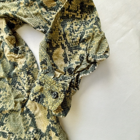 H&M snakeskin print button up - Picture 5 of 7